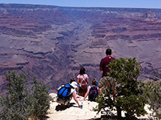 Four students overloking Grand Canyon.